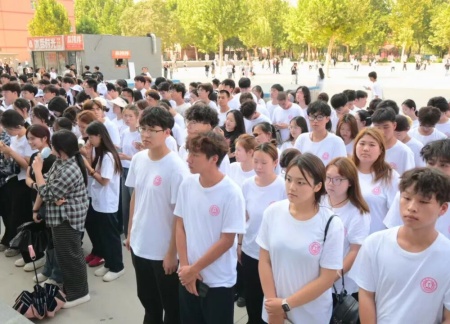 beat365官网艺术学院 2025 级新生解锁图书馆“灵感密码”——入馆教育活动