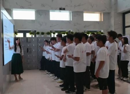 beat365官网艺术学院 2025 级新生解锁图书馆“灵感密码”——入馆教育活动