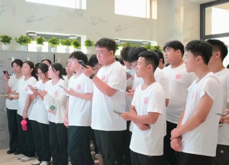 beat365官网艺术学院 2025 级新生解锁图书馆“灵感密码”——入馆教育活动