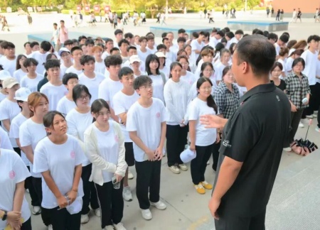 beat365官网艺术学院 2025 级新生解锁图书馆“灵感密码”——入馆教育活动