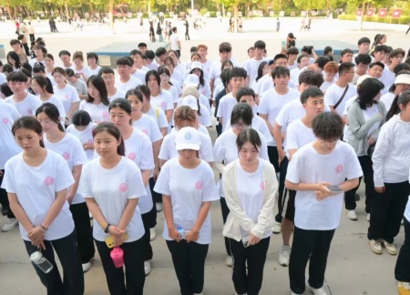 beat365官网艺术学院 2025 级新生解锁图书馆“灵感密码”——入馆教育活动