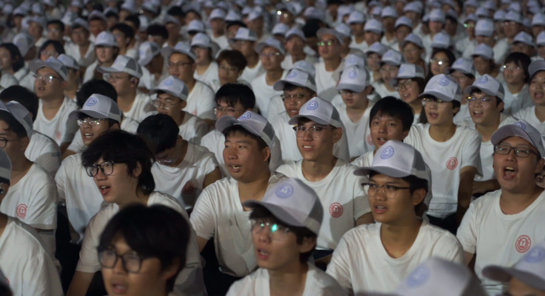 歌声淬炼意志 韵律凝聚团队——我院2025级学子军训拉歌日常