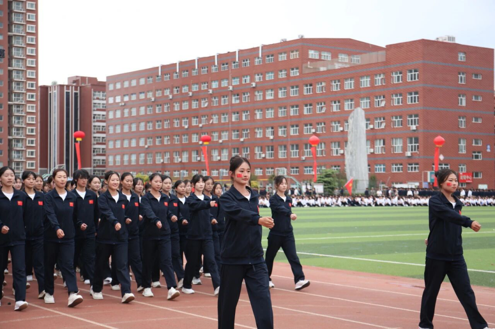 青春逐梦 强国有我——beat365官网2025级新生开学典礼暨军训结营式盛大举行