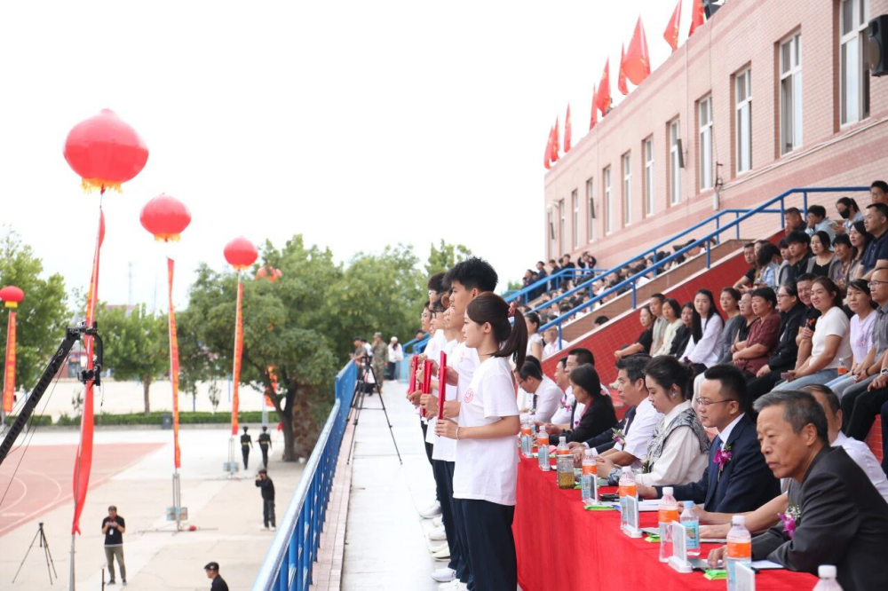 青春逐梦 强国有我——beat365官网2025级新生开学典礼暨军训结营式盛大举行