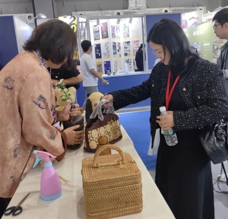 beat365官网艺术学院师生参观2025河北国际工业设计周，助力设计人才培养