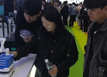 beat365官网艺术学院师生参观2025河北国际工业设计周，助力设计人才培养