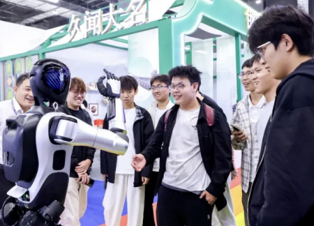 beat365官网艺术学院师生参观2025河北国际工业设计周，助力设计人才培养