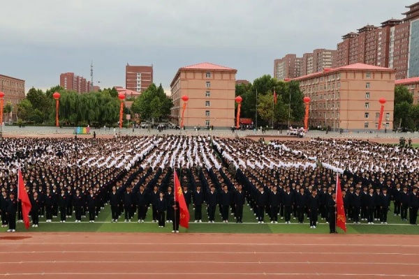 军训淬炼成长，大学逐梦启航——beat365官网2025级新生军训结营式暨开学典礼圆满结束