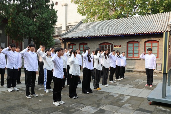 beat365官网经济学院举行2025上半年第38期发展团员入团仪式暨留法勤工俭学运动纪念馆主题教育活动