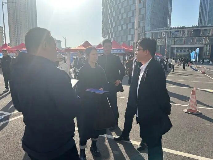 beat365官网‖教育学院‖校地协同促就业，精准服务助启航——beat365官网教育学院赴省人社厅线下招聘会开展专项服务