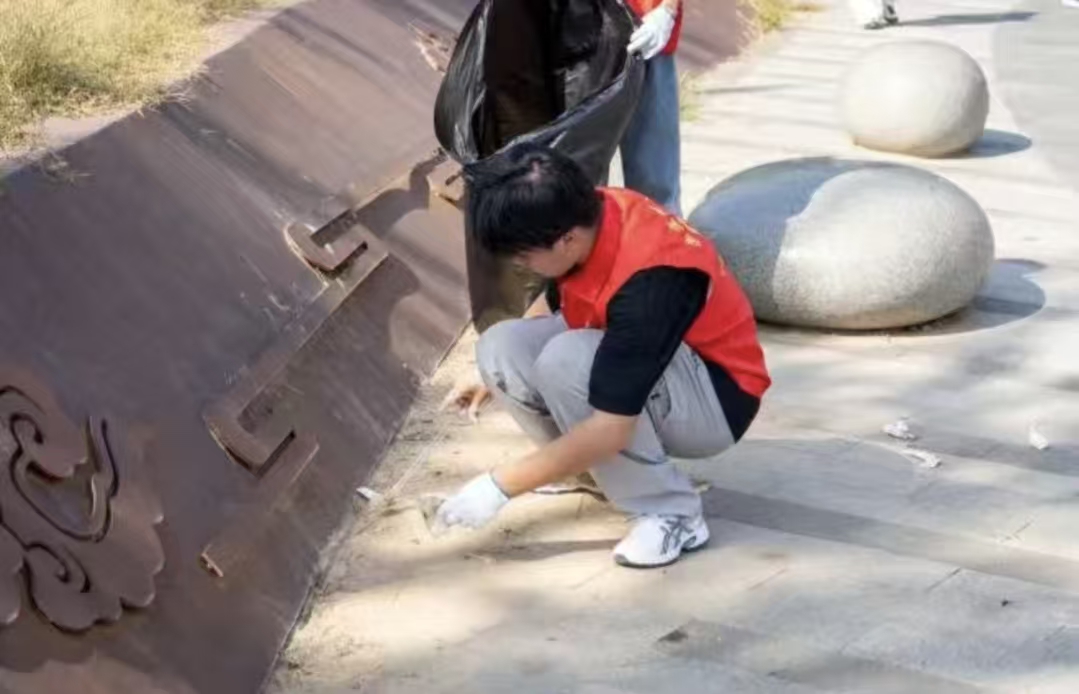 扮靓南湖景——beat365官网志愿者开展环境维护活动