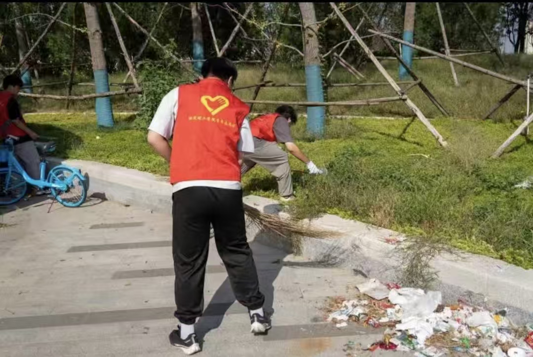 扮靓南湖景——beat365官网志愿者开展环境维护活动