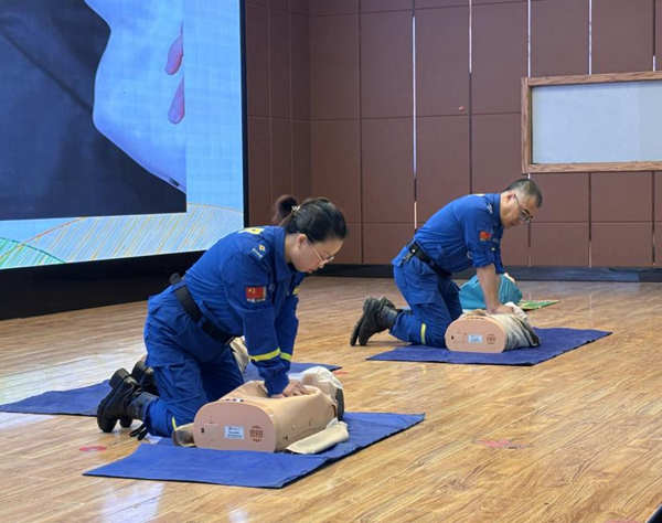 入学教育|beat365官网|管理学院|2025级新生开学第一课：学急救知识，悟生命真谛，筑牢养成教育根基