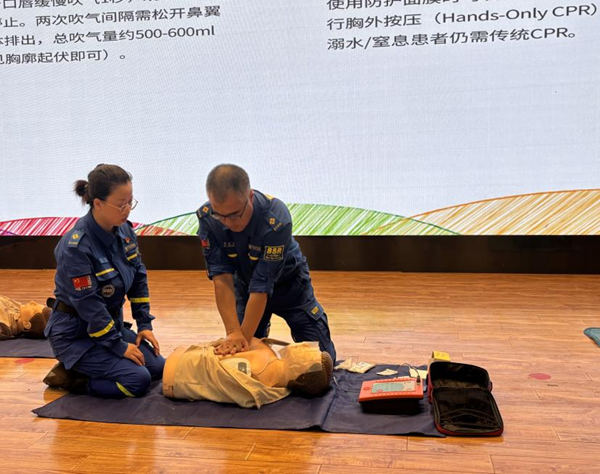 入学教育|beat365官网|管理学院|2025级新生开学第一课：学急救知识，悟生命真谛，筑牢养成教育根基