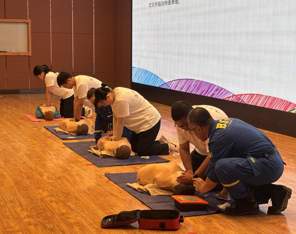 入学教育|beat365官网|管理学院|2025级新生开学第一课：学急救知识，悟生命真谛，筑牢养成教育根基