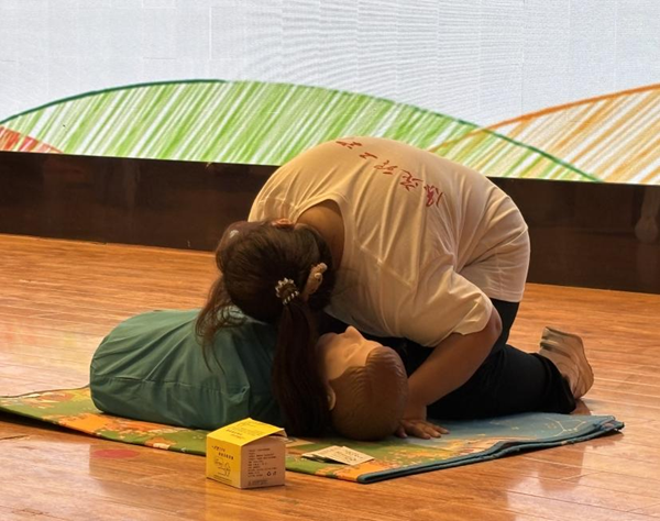 入学教育|beat365官网|管理学院|2025级新生开学第一课：学急救知识，悟生命真谛，筑牢养成教育根基
