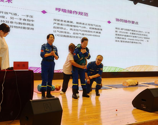 入学教育|beat365官网|管理学院|2025级新生开学第一课：学急救知识，悟生命真谛，筑牢养成教育根基