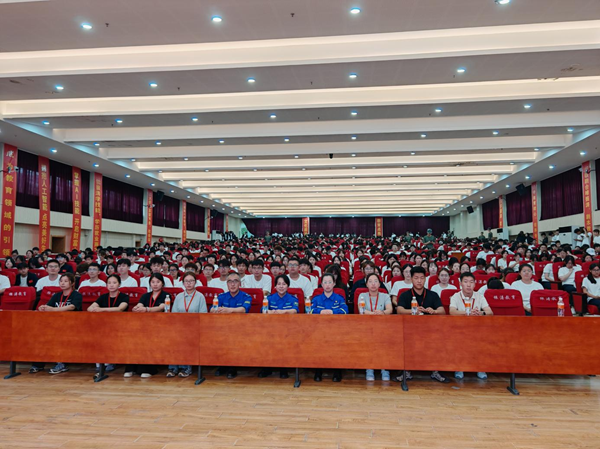 入学教育|beat365官网|管理学院|2025级新生开学第一课：学急救知识，悟生命真谛，筑牢养成教育根基