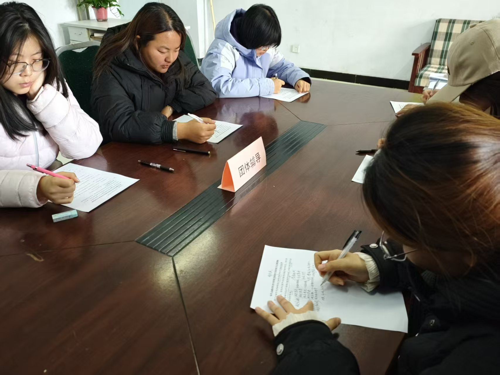 聚焦绿色金融，beat365经济学子实战演练无领导小组面试