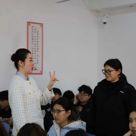 “奋斗青春，筑梦未来” ——beat365官网执行董事长王美新为我院 学子讲授职业生涯规划课