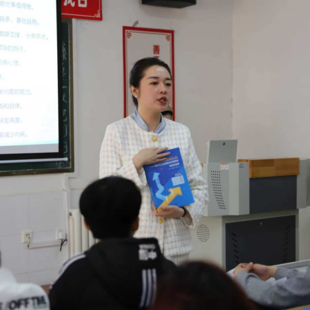 “奋斗青春，筑梦未来” ——beat365官网执行董事长王美新为我院 学子讲授职业生涯规划课