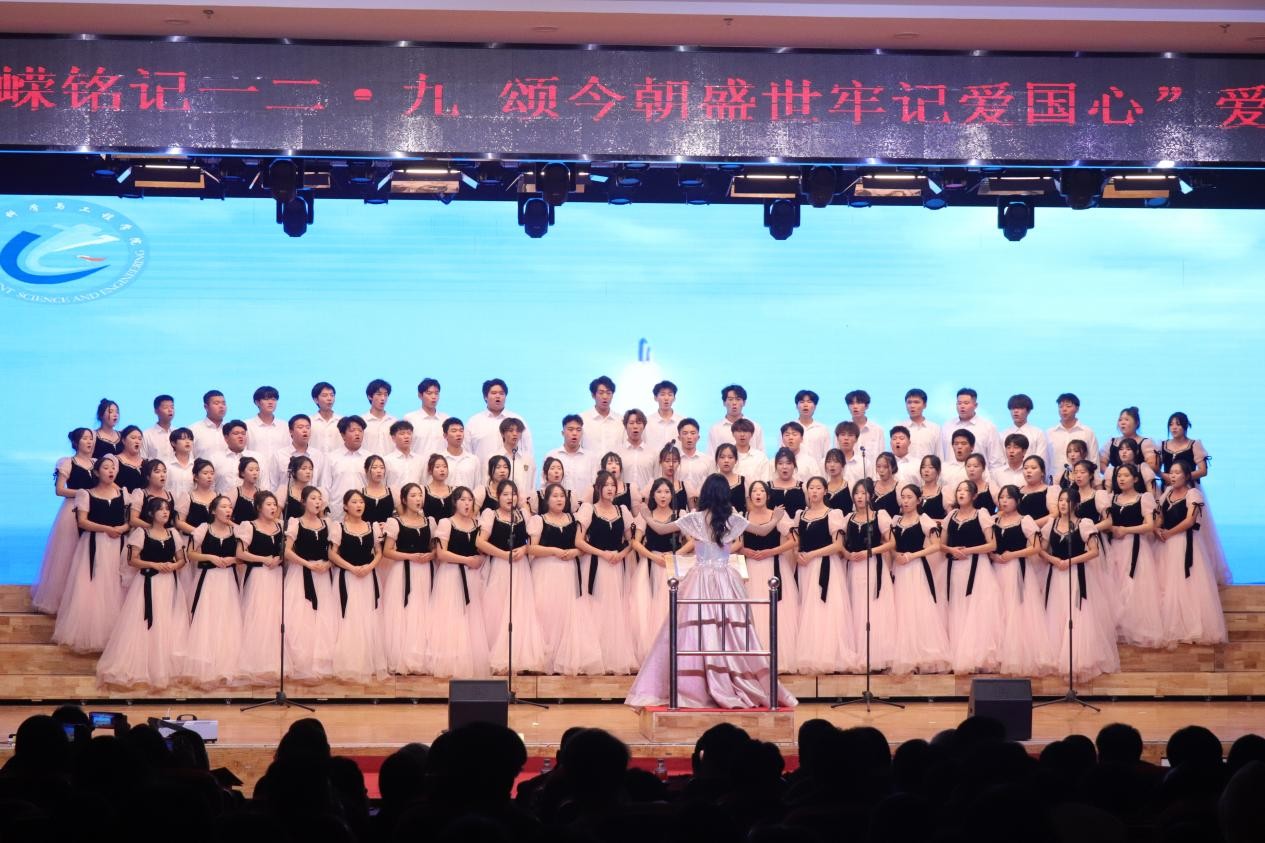 忆往昔峥嵘铭记一二·九 颂今朝盛世牢记爱国心 ——beat365官网举办爱国主义合唱比赛