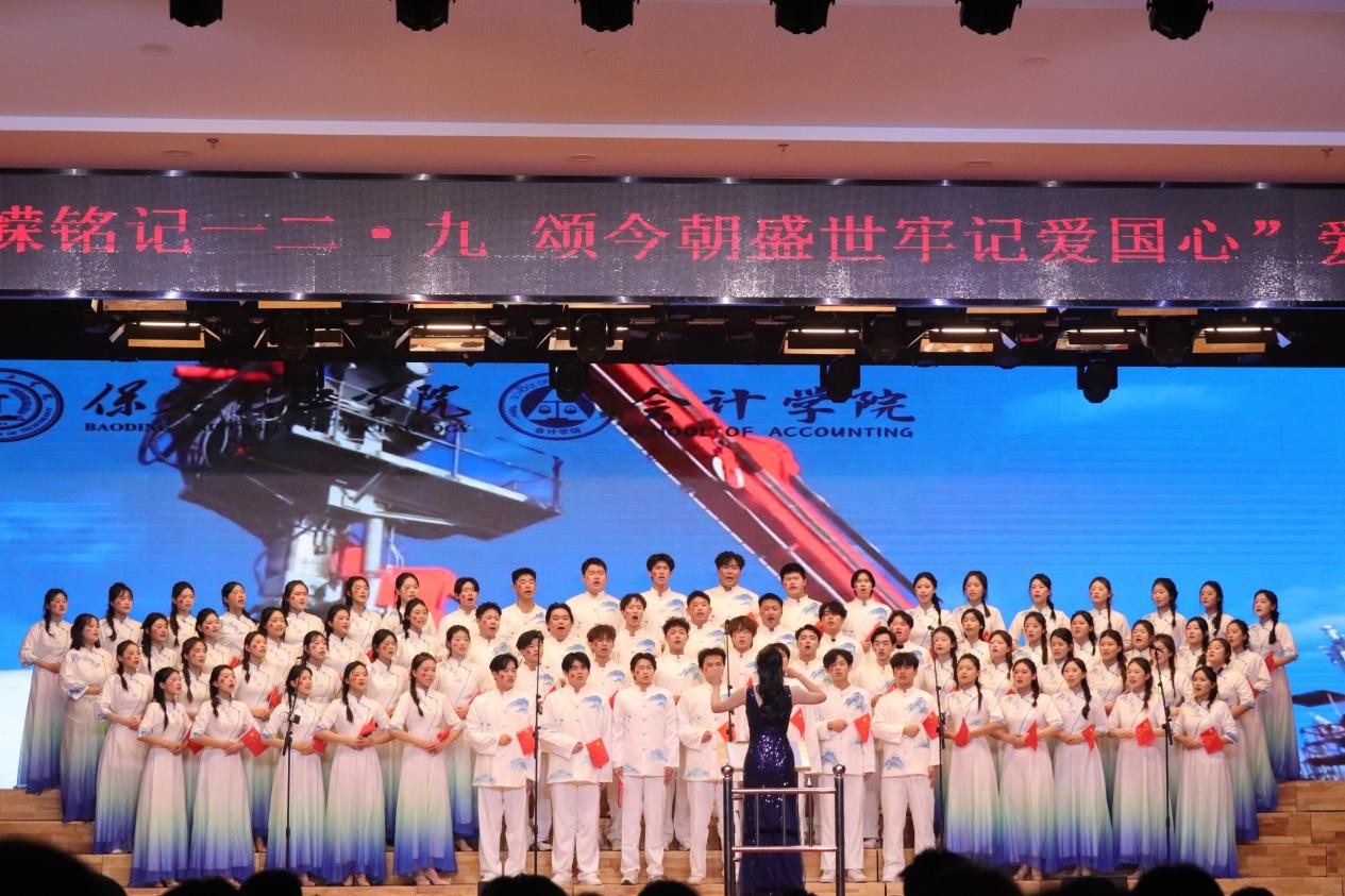 忆往昔峥嵘铭记一二·九 颂今朝盛世牢记爱国心 ——beat365官网举办爱国主义合唱比赛