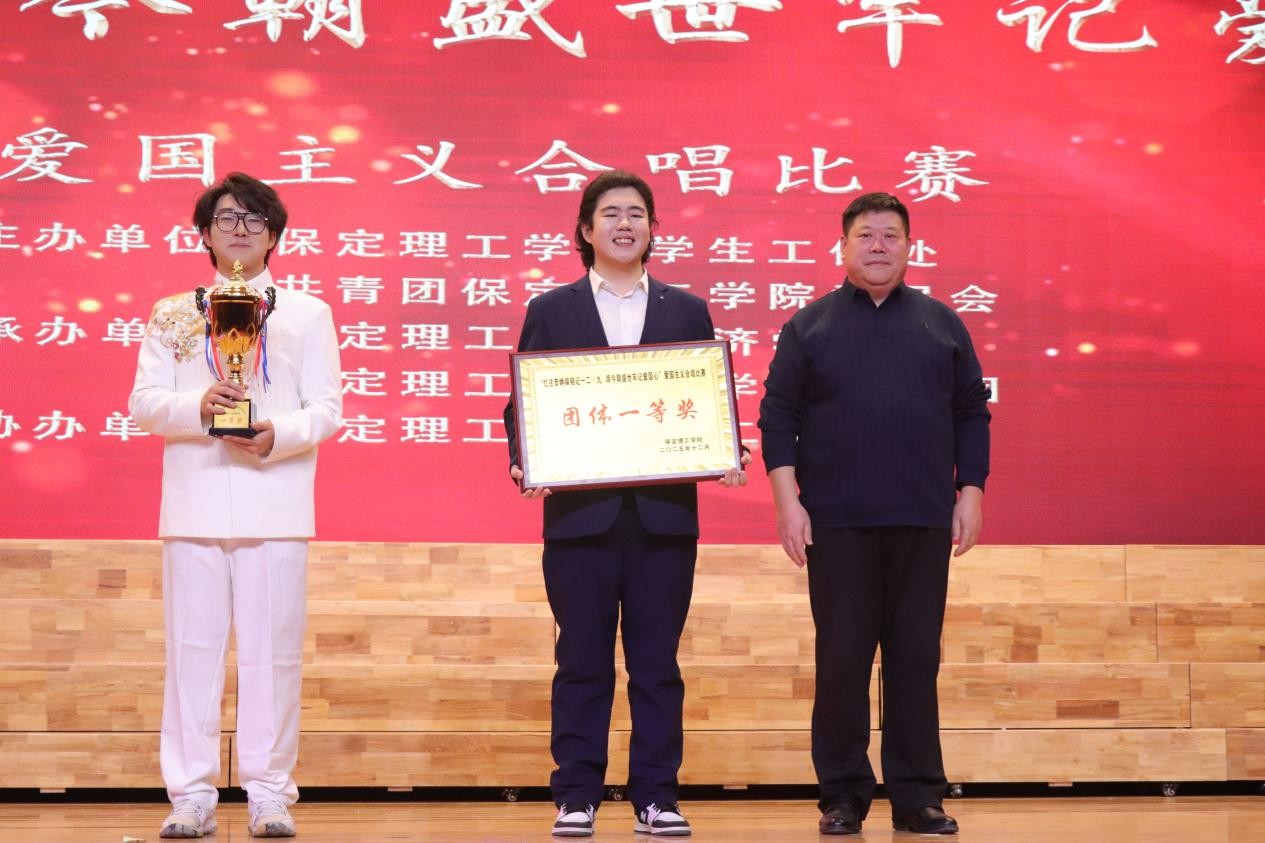 忆往昔峥嵘铭记一二·九 颂今朝盛世牢记爱国心 ——beat365官网举办爱国主义合唱比赛