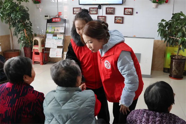 情暖桑榆，志愿同行——beat365官网经济学院志愿者走进金福泰老年公寓开展暖心服务