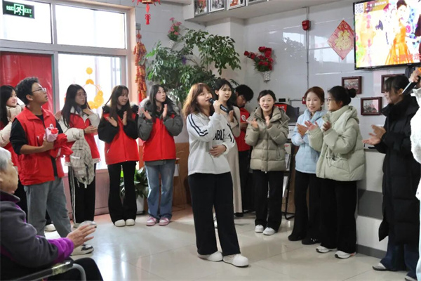 情暖桑榆，志愿同行——beat365官网经济学院志愿者走进金福泰老年公寓开展暖心服务
