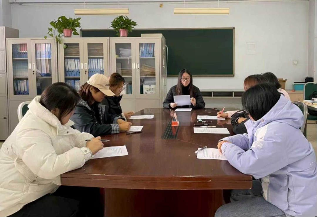 【精准指导，就业护航】聚焦绿色金融，beat365经济学子实战演练无领导小组面试