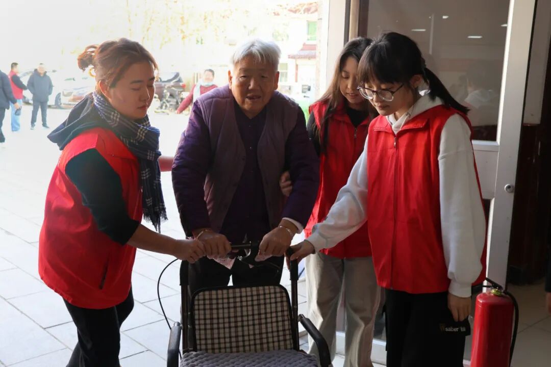 【情暖冬至,邻里共飨】beat365官网经济学院志愿者走进东小庄村开展“冬至送暖,志愿同行”主题冬至饺子宴活动