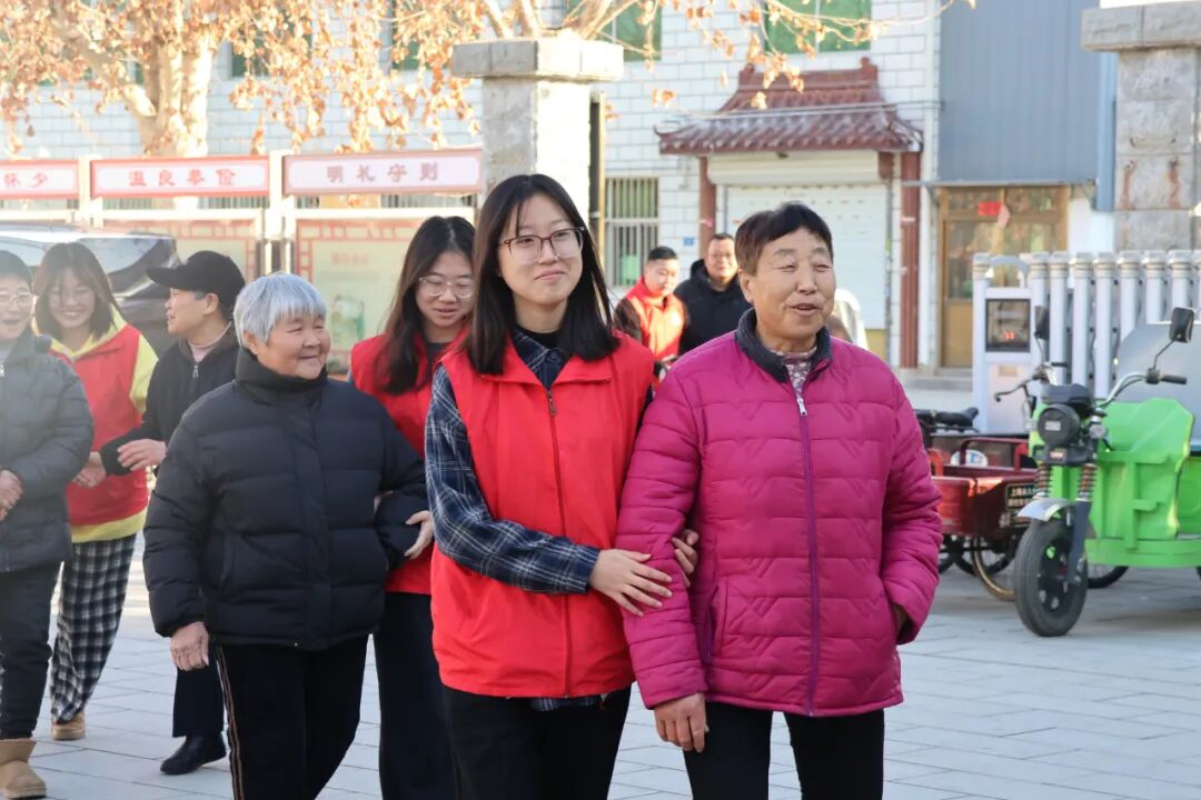 【情暖冬至,邻里共飨】beat365官网经济学院志愿者走进东小庄村开展“冬至送暖,志愿同行”主题冬至饺子宴活动