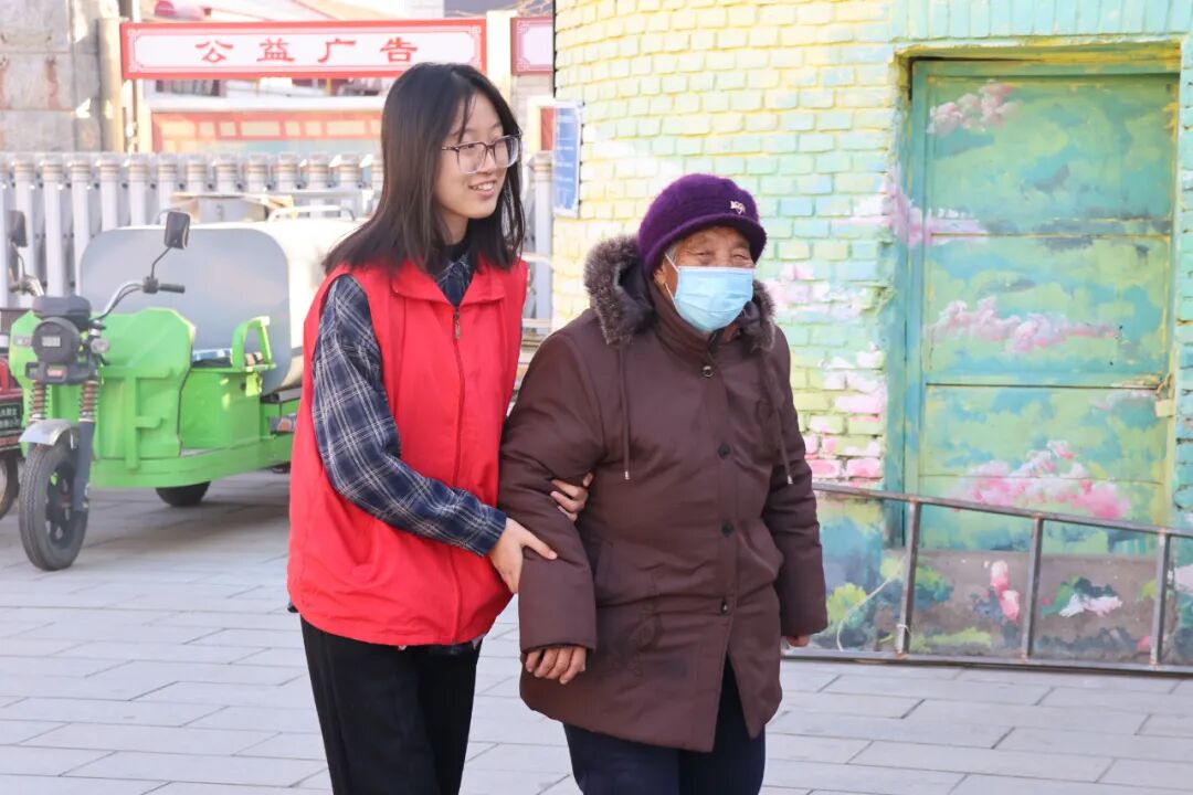 【情暖冬至,邻里共飨】beat365官网经济学院志愿者走进东小庄村开展“冬至送暖,志愿同行”主题冬至饺子宴活动