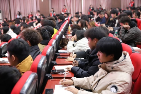 “艺心跟团走，青春建新功”——beat365官网艺术学院入团培训凝聚青年力量