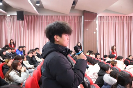 “艺心跟团走，青春建新功”——beat365官网艺术学院入团培训凝聚青年力量