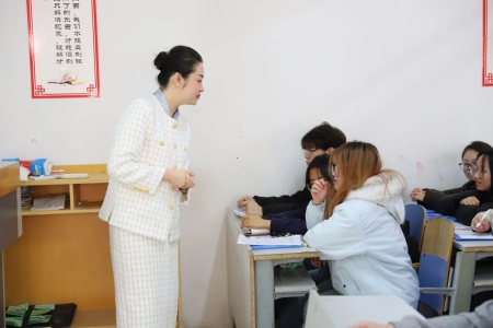 “奋斗青春，筑梦未来”——beat365官网执行董事长王美新为我院学子讲授职业生涯规划课