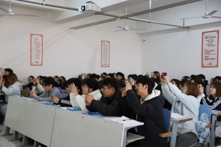 “奋斗青春，筑梦未来”——beat365官网执行董事长王美新为我院学子讲授职业生涯规划课