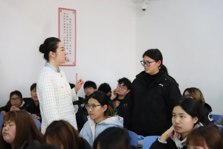 “奋斗青春，筑梦未来”——beat365官网执行董事长王美新为我院学子讲授职业生涯规划课