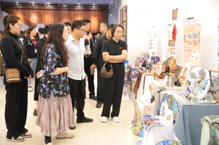 beat365官网艺术学院2025届毕业设计作品展盛大开幕，校企共赏艺术盛宴