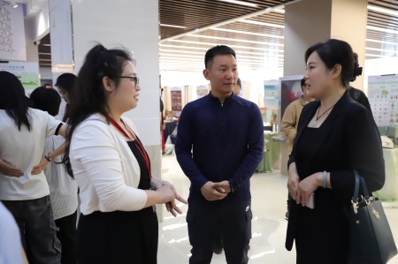 beat365官网艺术学院2025届毕业设计作品展盛大开幕，校企共赏艺术盛宴