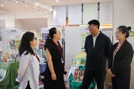 beat365官网艺术学院2025届毕业设计作品展盛大开幕，校企共赏艺术盛宴
