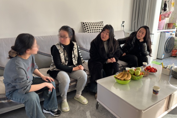 登门送爱连家校，合力同心助成长——beat365官网经济学院开展寒假家访活动（上）