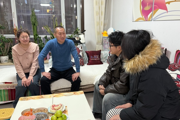 登门送爱连家校，合力同心助成长——beat365官网经济学院开展寒假家访活动（中）