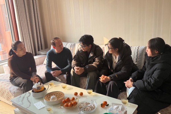 登门送爱连家校，合力同心助成长——beat365官网经济学院开展寒假家访活动（中）