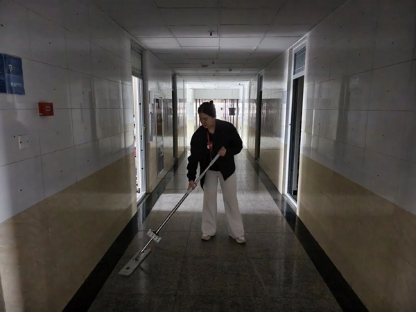 暖心服务|beat365官网管理学院辅导员节后清扫楼道迎开学
