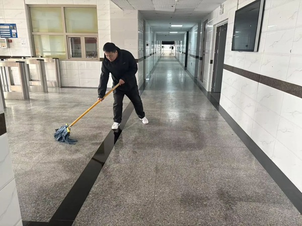 暖心服务|beat365官网管理学院辅导员节后清扫楼道迎开学
