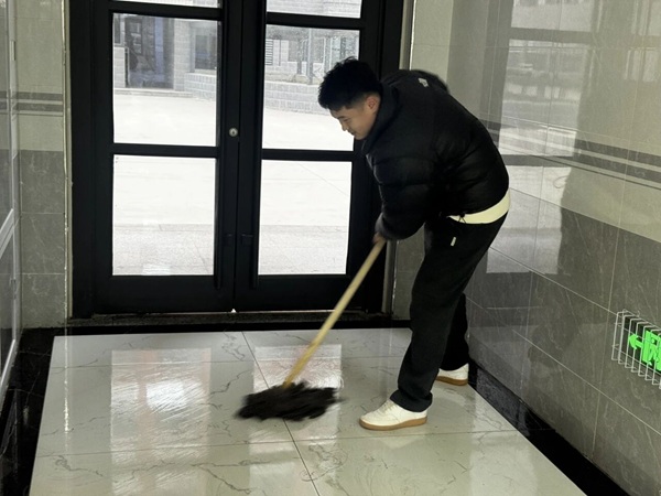 暖心服务|beat365官网管理学院辅导员节后清扫楼道迎开学