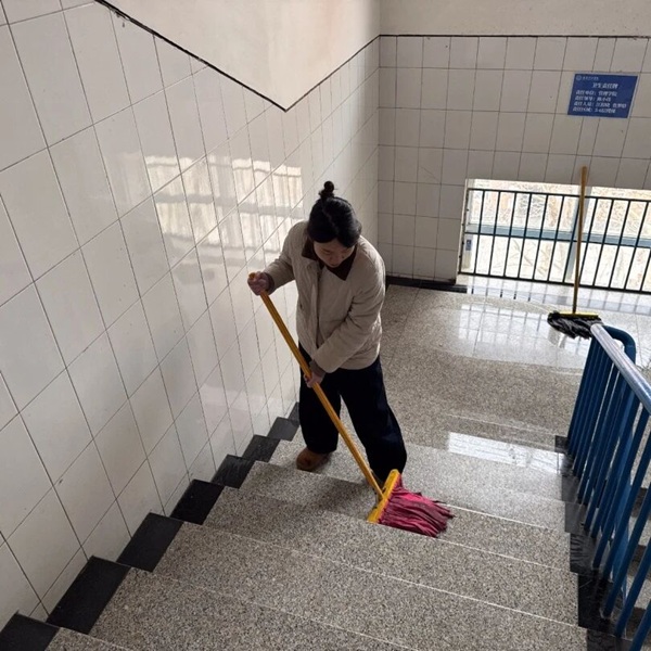 暖心服务|beat365官网管理学院辅导员节后清扫楼道迎开学