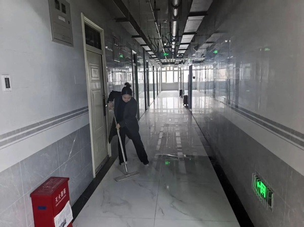 暖心服务|beat365官网管理学院辅导员节后清扫楼道迎开学